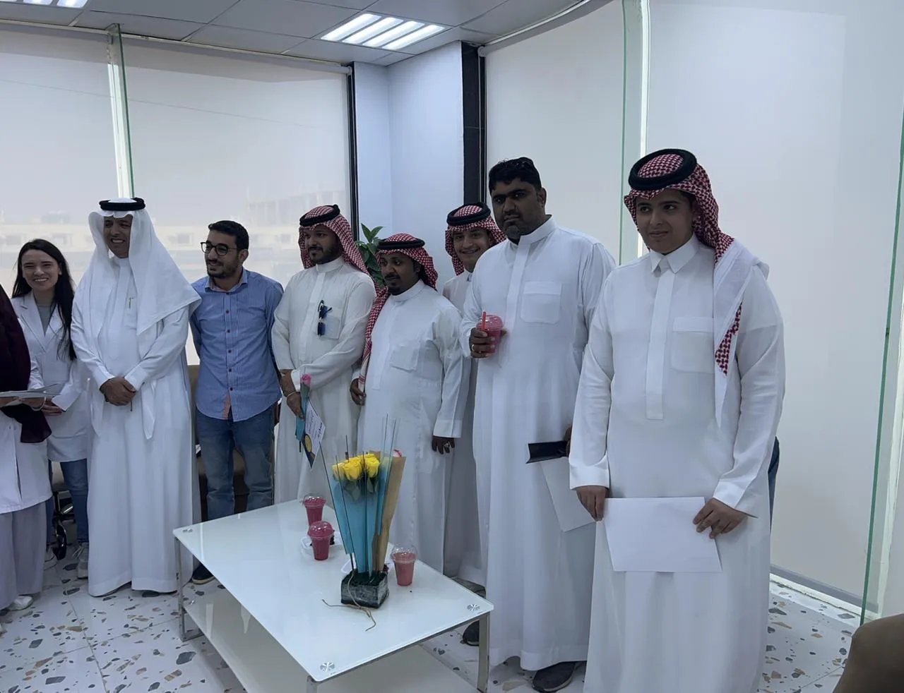 عدد من أعضاء الفريق الإداري يحملون شهادات التكريم في الحفل