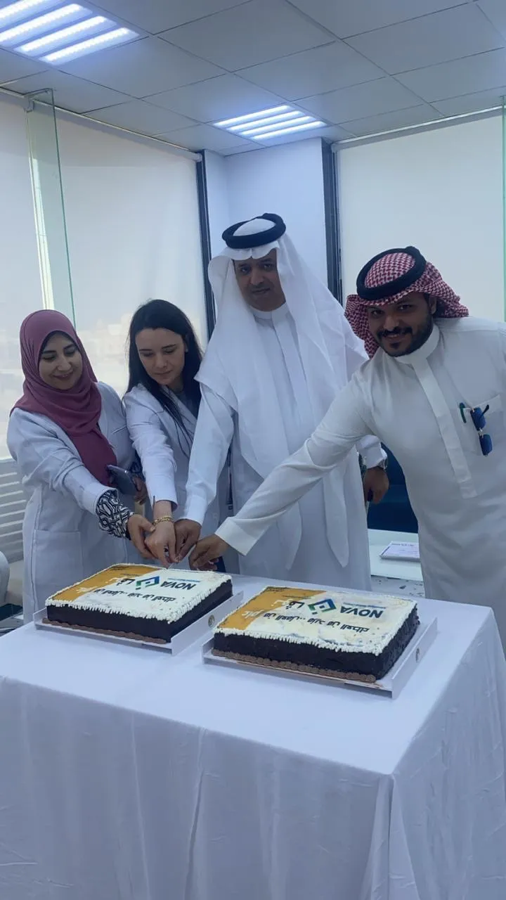 قص كعكة الاحتفال بمرور عام على تأسيس مجمع نوفا الدولي الطبي