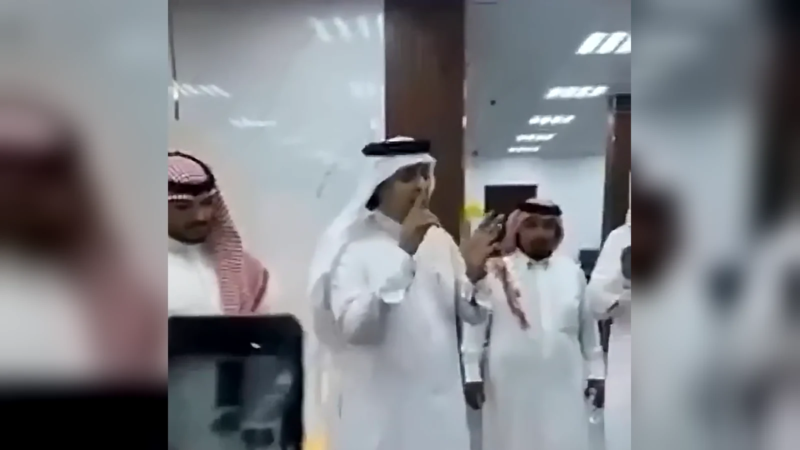 الشيخ عادل بن حمود الزهراني يوجّه كلمته إلى فريق مجمع نوفا الدولي الطبي داخل المجمع في يوم الافتتاح