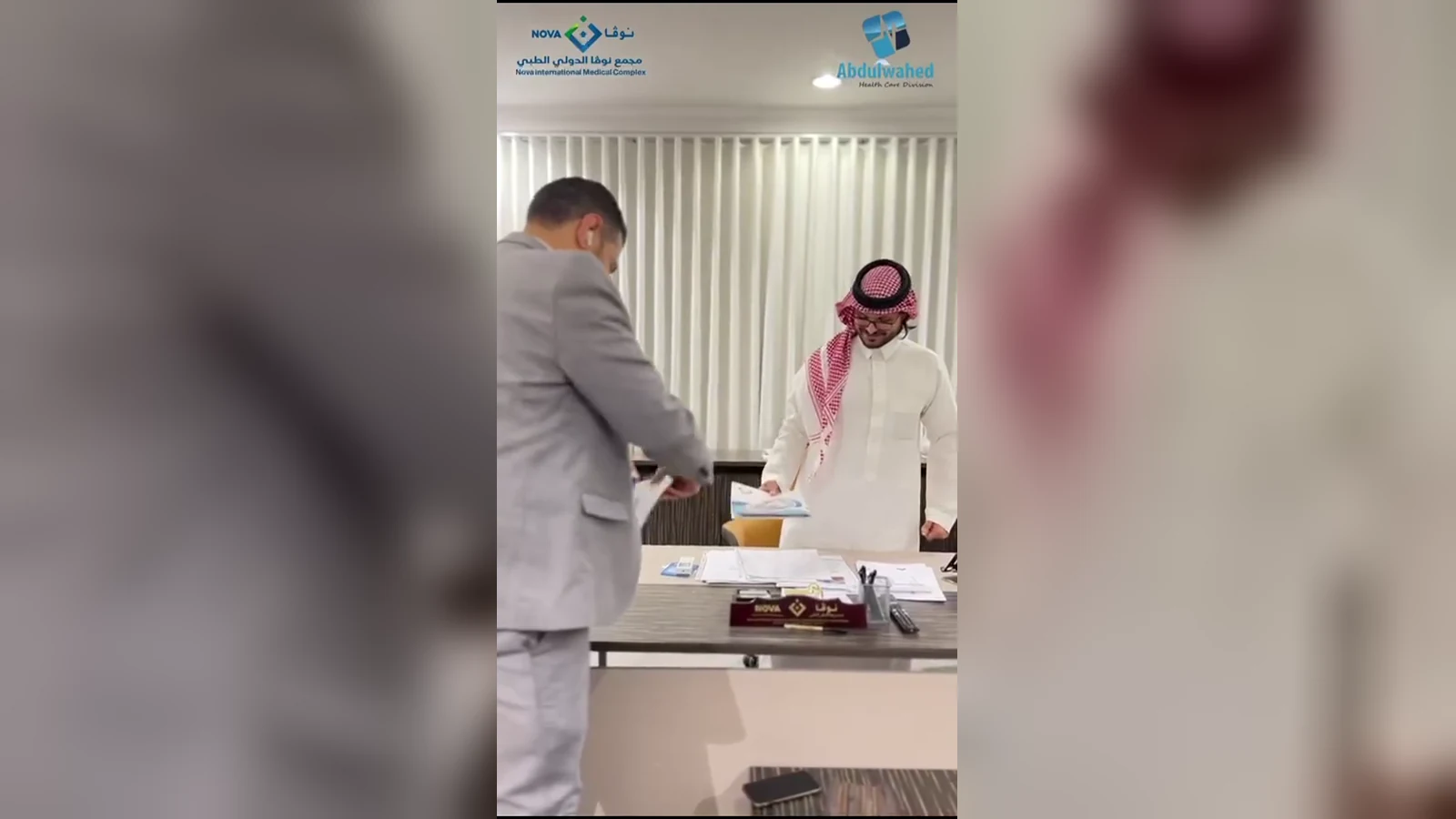 تسليم أوراق الاتفاقية عبر طاولة الاجتماعات بين طرفي التوقيع في مقر مجمع نوفا الدولي الطبي بجدة