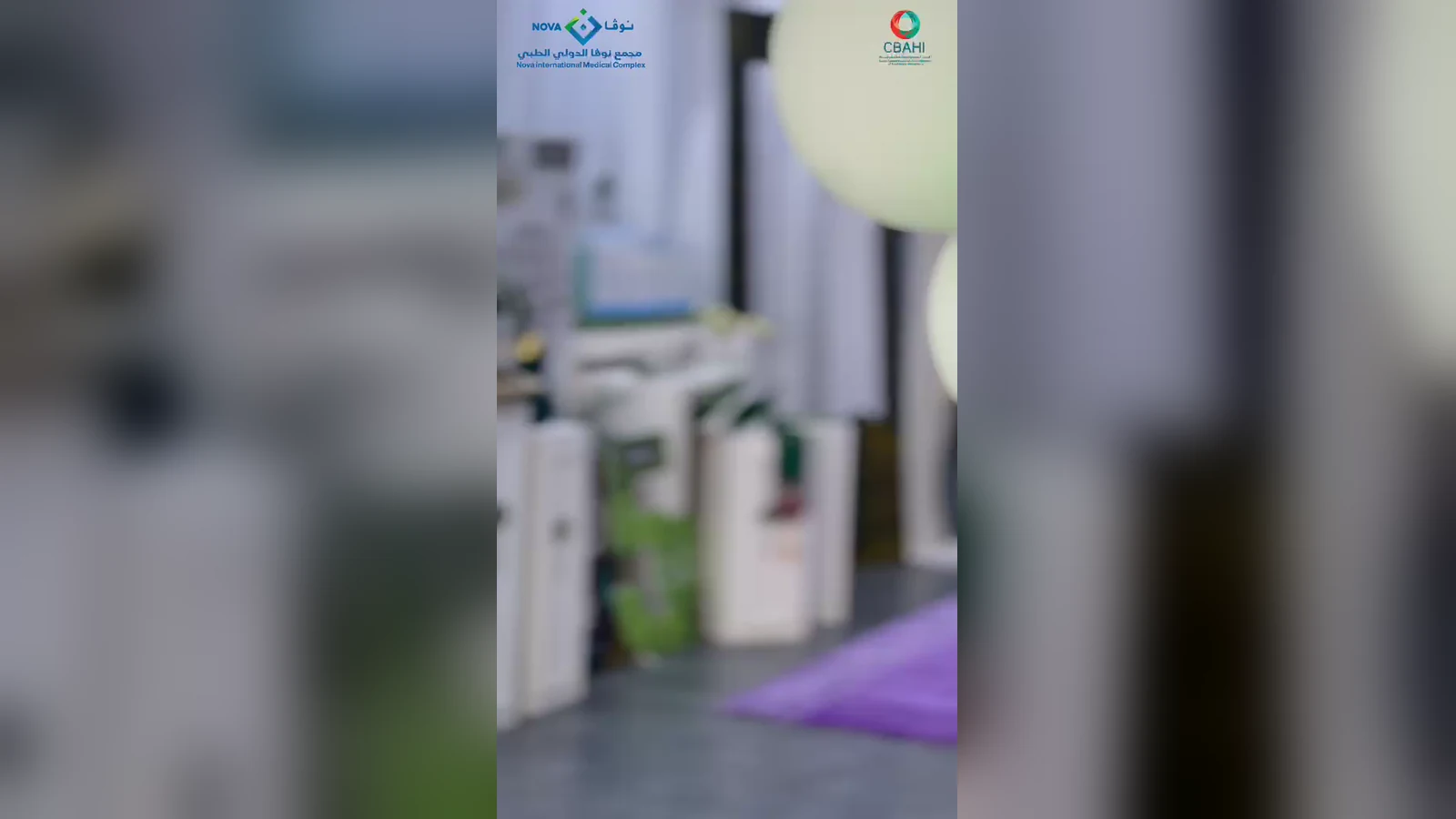 أحد أعضاء فريق نوفا يحمل صندوقاً أبيض من الورود عليه شعار المجمع في ركن الاحتفال باليوم الوطني السعودي
